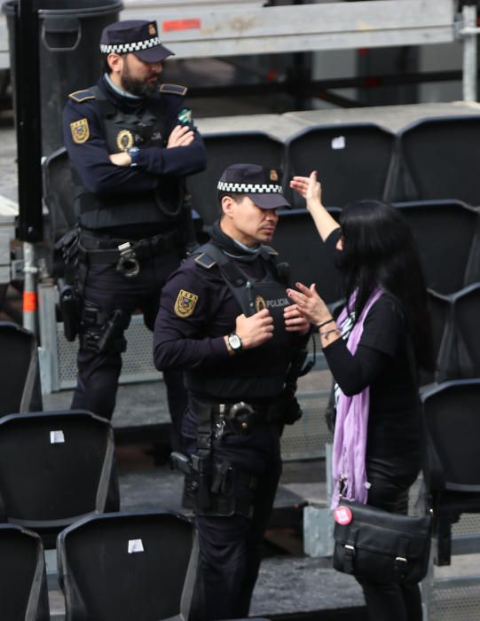 8-M en Málaga | La Policía Local desaloja la tribuna de Semana Santa durante