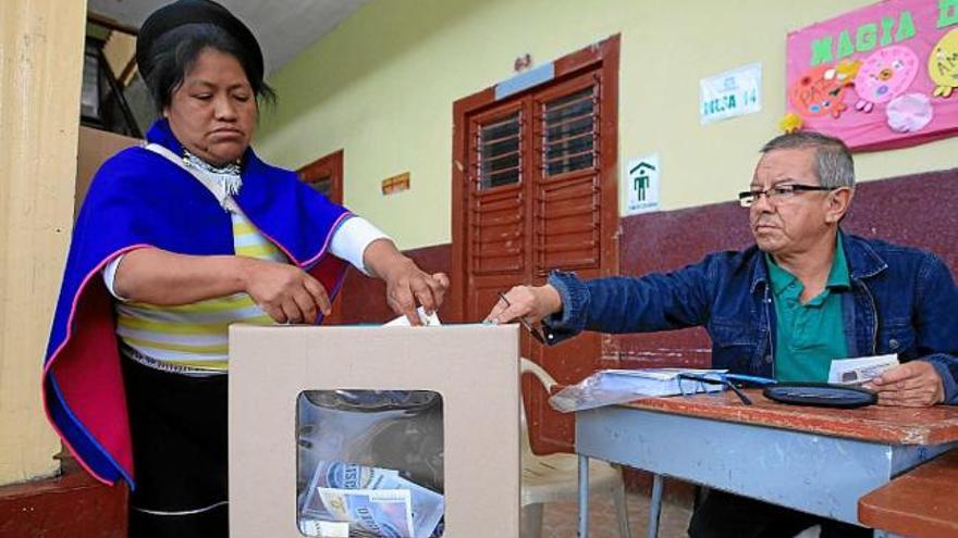 Una votant colombiana en la consulta sobre la fi de la guerra civil, ahir