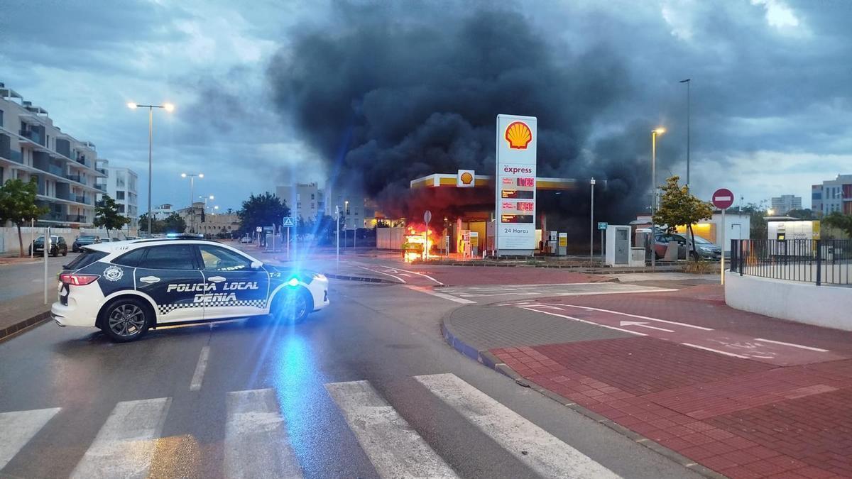 El pavoroso incendio: ha ardido un coche, un Méhari, en una gasolinera de Dénia