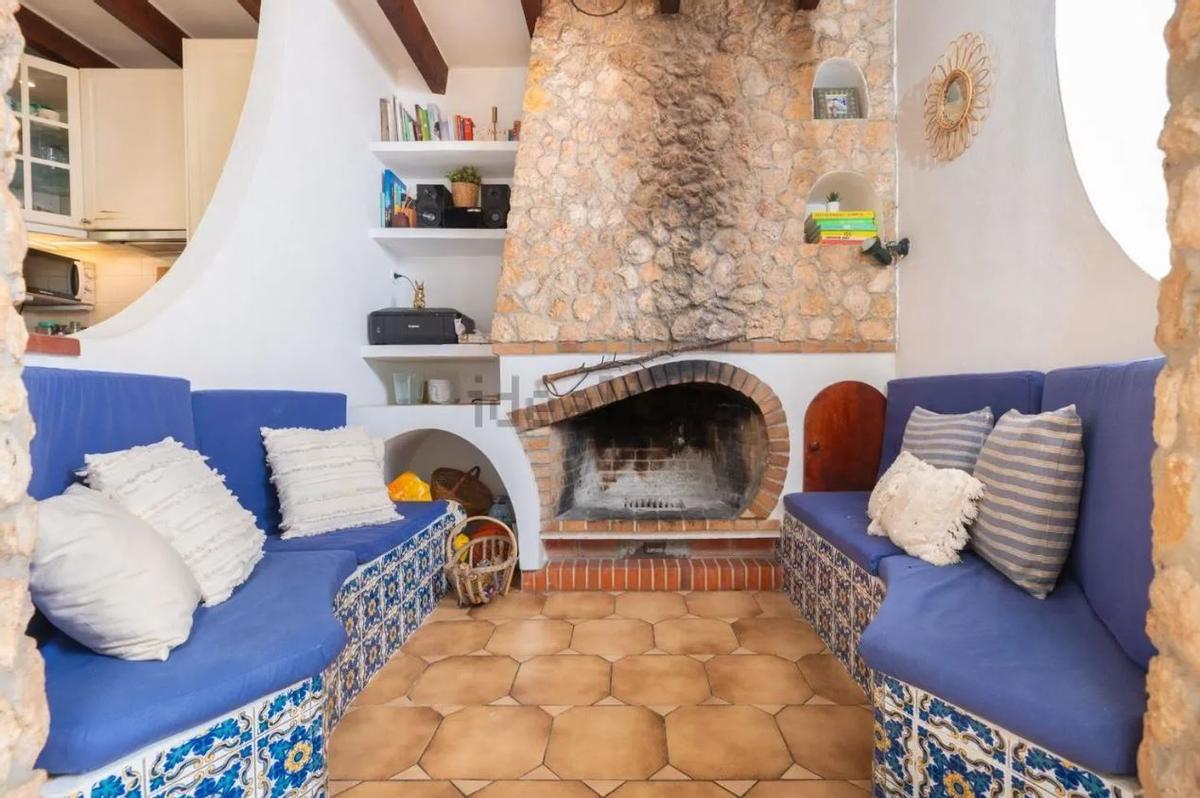 La casa cuenta con chimenea.