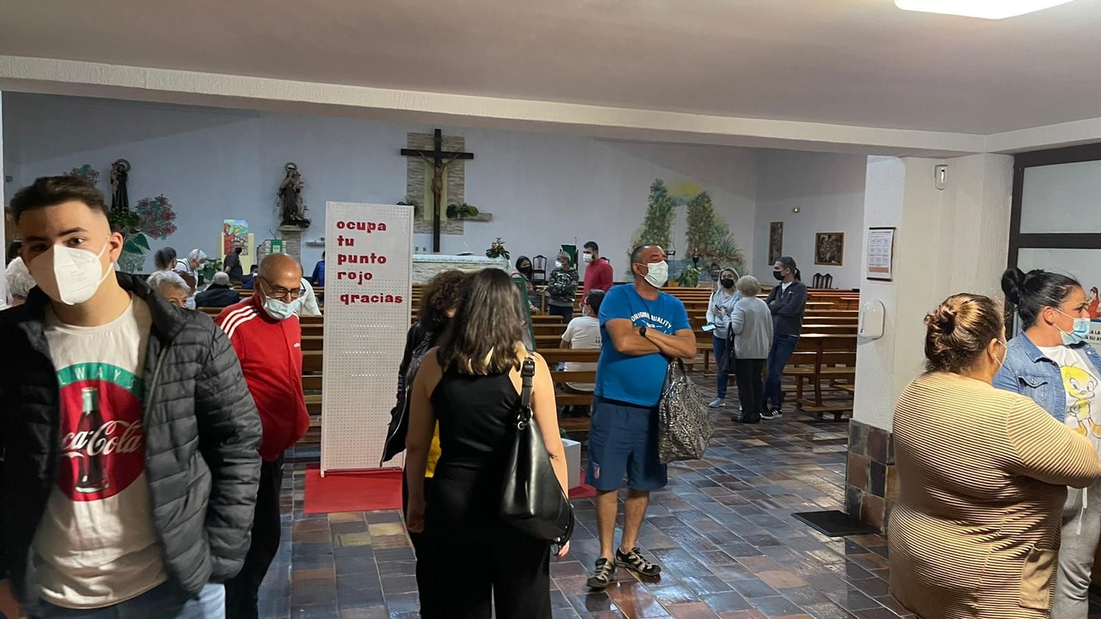 Los vecinos desalojados de un edificio de Ofra se refugian en la parroquia San Antonio de Padua, en Las Retamas.
