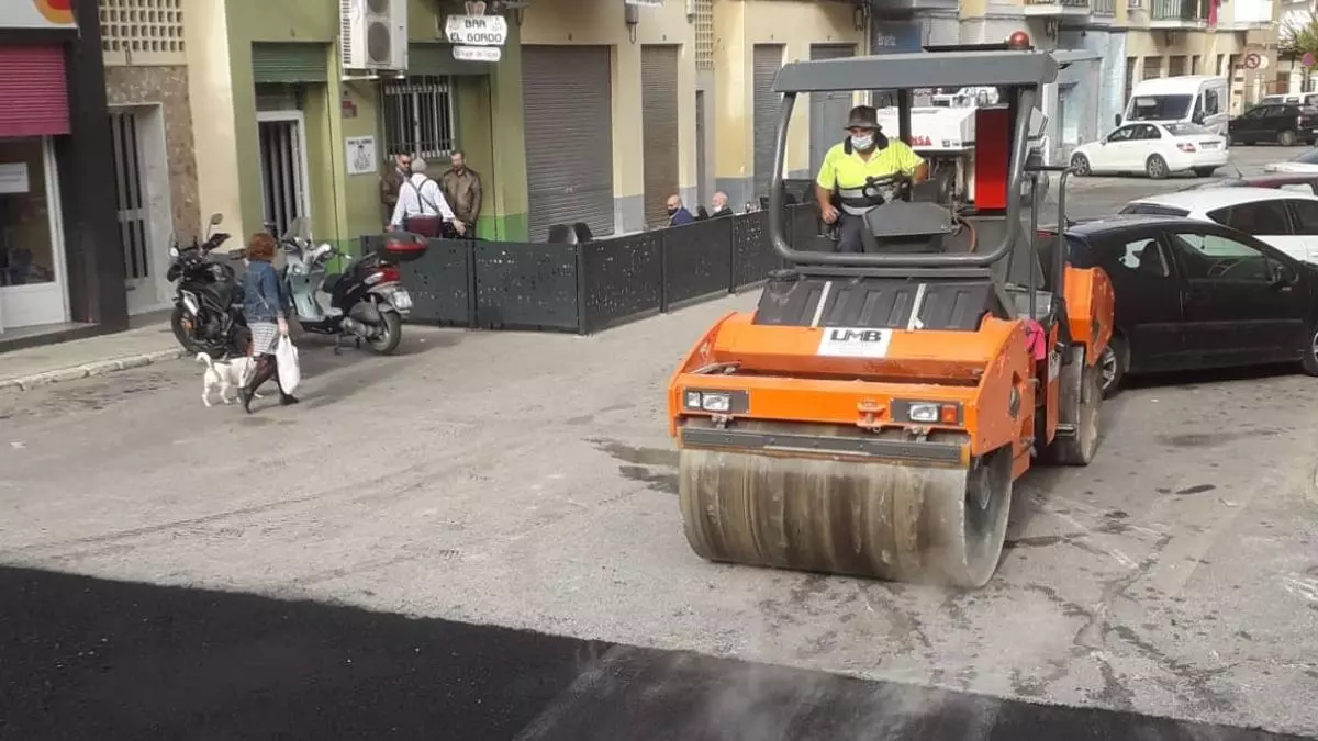 Villena adjudica a la baja el asfaltado de calles y caminos por medio millón de euros