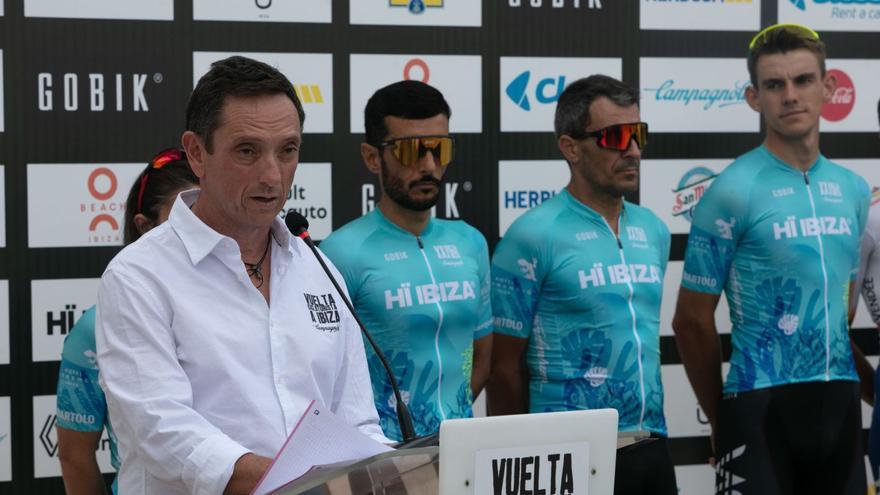 A la izquierda, Juanjo Planells en Sant Agustí durante un acto de presentación de la XX edición de la Vuelta.