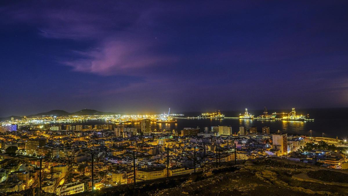 Vistas nocturnas de Las Palmas de Gran Canaria y del Puerto de La Luz.