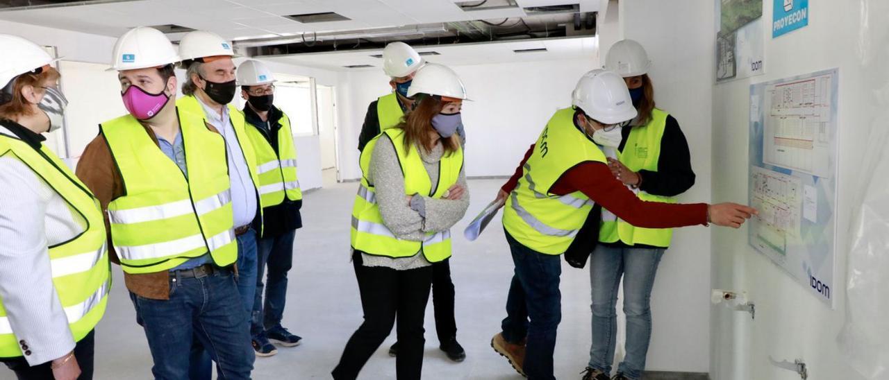 La presidenta Armengol y el conseller March visitando las obras de un colegio en Marratxí.