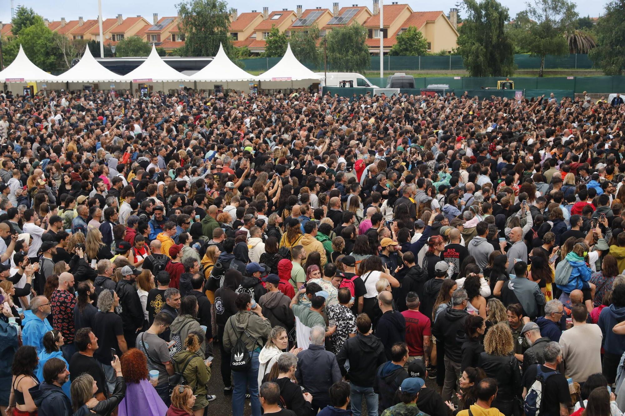 EN IMÁGENES: Gran éxito del Tsunami con "Bad Religion" como gran gancho