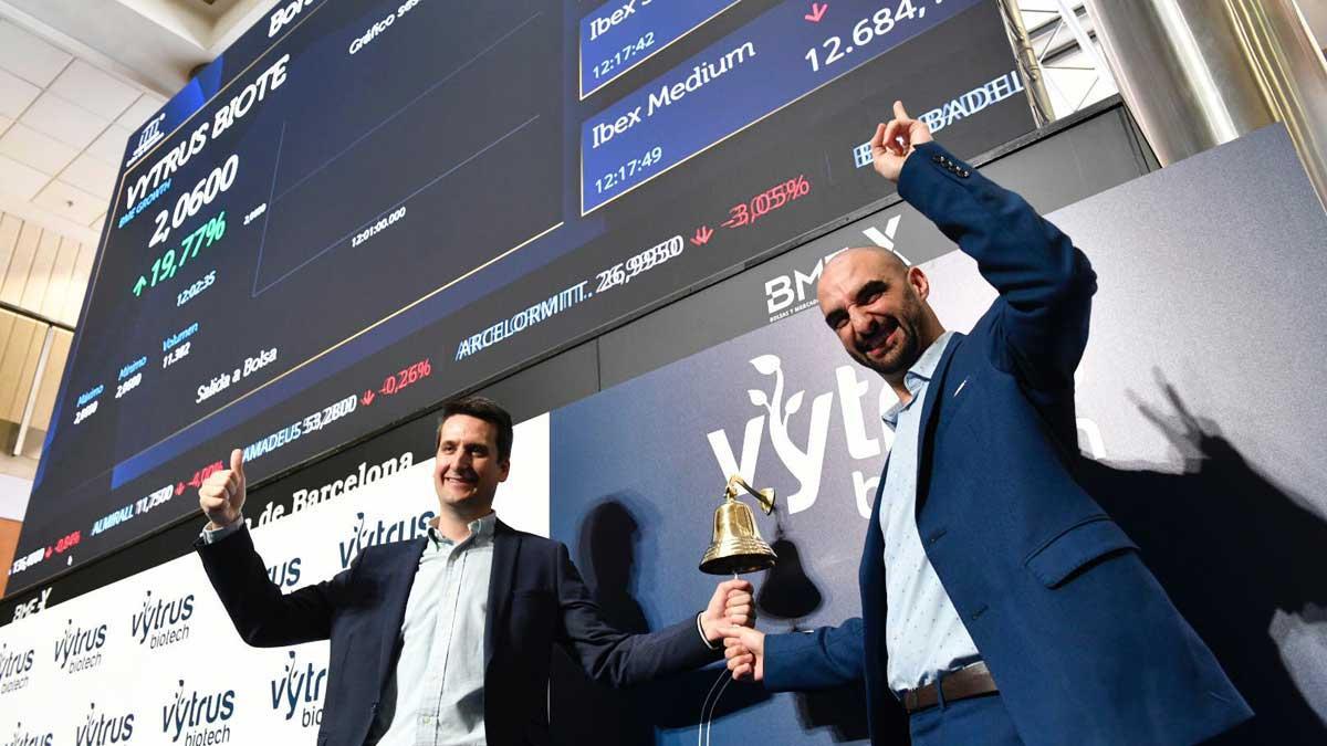 Albert Jané y Óscar Expósito, cofundadores de la empresa Vytrus Biotech, en su entrada al mercado bursátil del BME Growth en un acto celebrado en la Bolsa de Barcelona.