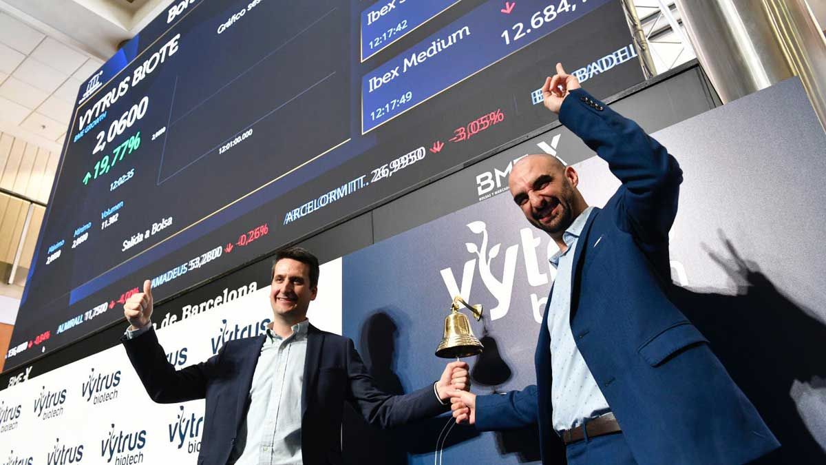 Albert Jané y Óscar Expósito, CEO y cofundadores de la empresa Vytrus Biotech, en su entrada al mercado bursátil del BME Growth en un acto celebrado en la Bolsa de Barcelona.