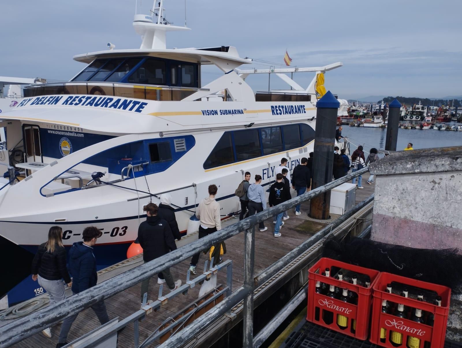 Alumnos franceses en el catamarán "Fly Delfín" realizando la Ruta de los Mejillones por la ría de Arousa.