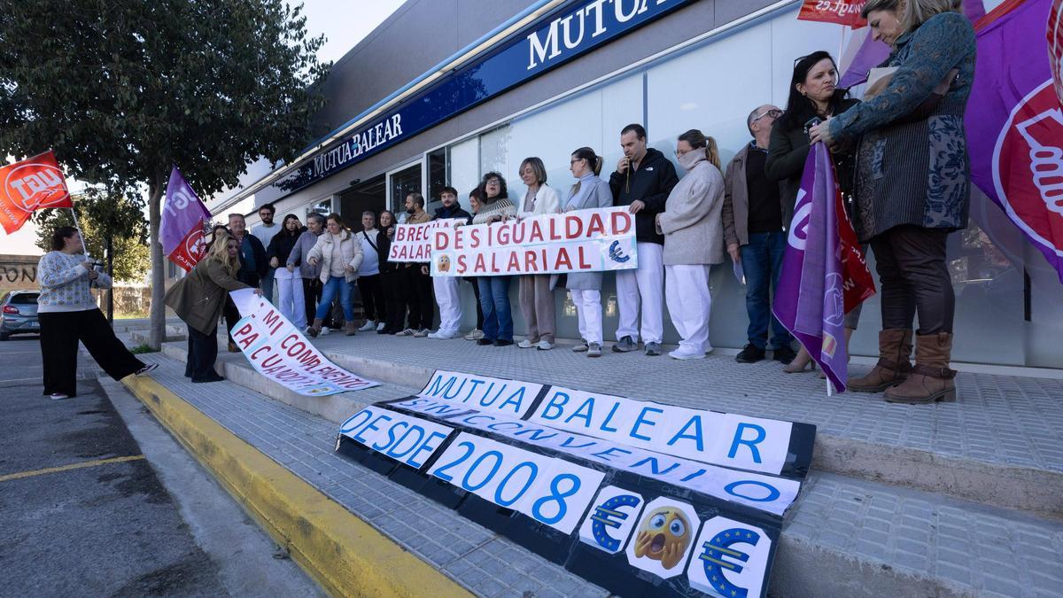 Protesta de los trabajadores de Mutua Balear en Ibiza por un ...
