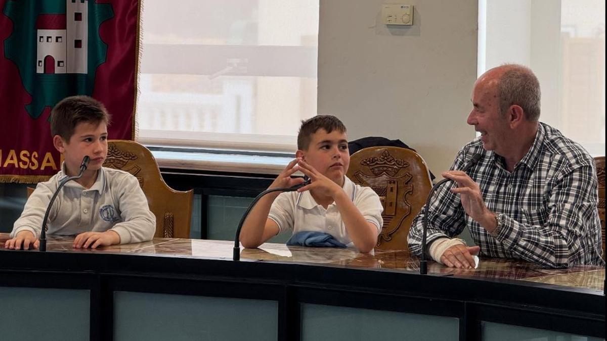 El alcalde de Massanassa, Paco Comes, con dos de los escolares.