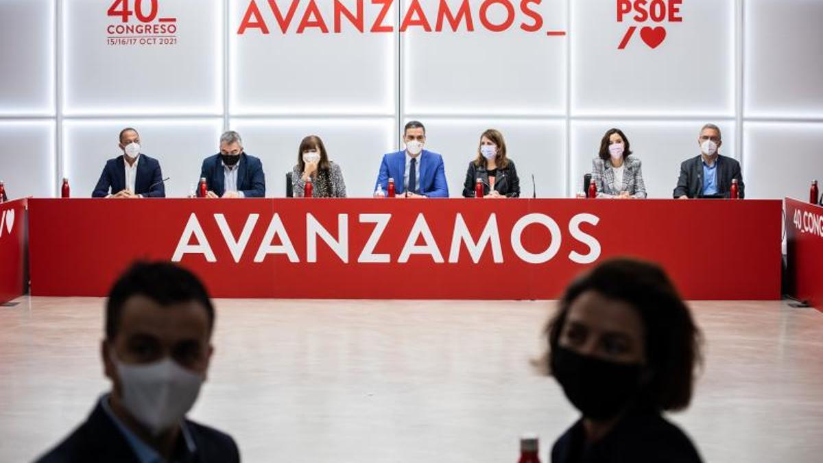 El secretario general del PSOE y presidente del Gobierno, Pedro Sánchez, este 18 de octubre de 2021 en la primera reunión de la nueva ejecutiva federal en Ferraz, con (i-d) Alfonso Rodríguez Gómez de Celis (Política Municipal), Santos Cerdán (Organización), Cristina Narbona (presidencia), Adriana Lastra (vicesecretaria general), Andrea Fernández (Igualdad) y Javier Izquierdo (Estrategia y Acción Electoral). Delante, los portavoces en Congreso y Senado, Héctor Gómez y Eva Granados.