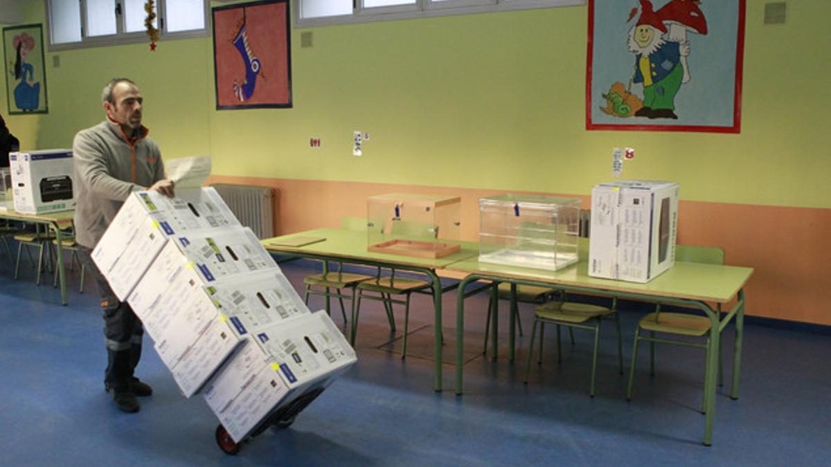 Preparativos en un colegio electoral de Madrid