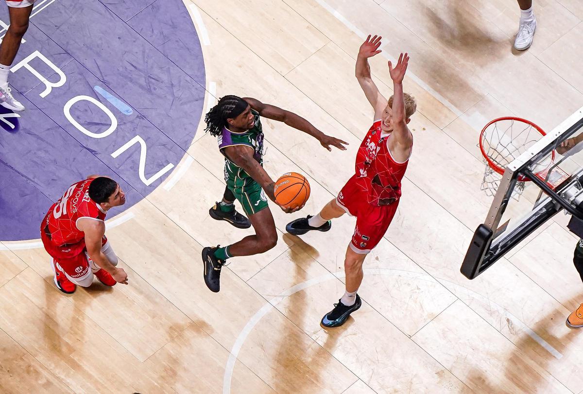 Imagen del partido entre el Unicaja CB y el BAXI Manresa de la liga de baloncesto ACB, disputado en el Palacio de Deportes Martín Carpena