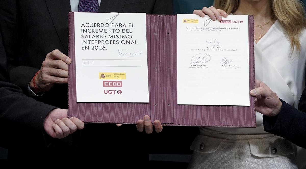 Pedro Sánchez, Yolanda Díaz, Unai Sordo y Pepe Álvarez en la firma del acuerdo de la subida del SMI.