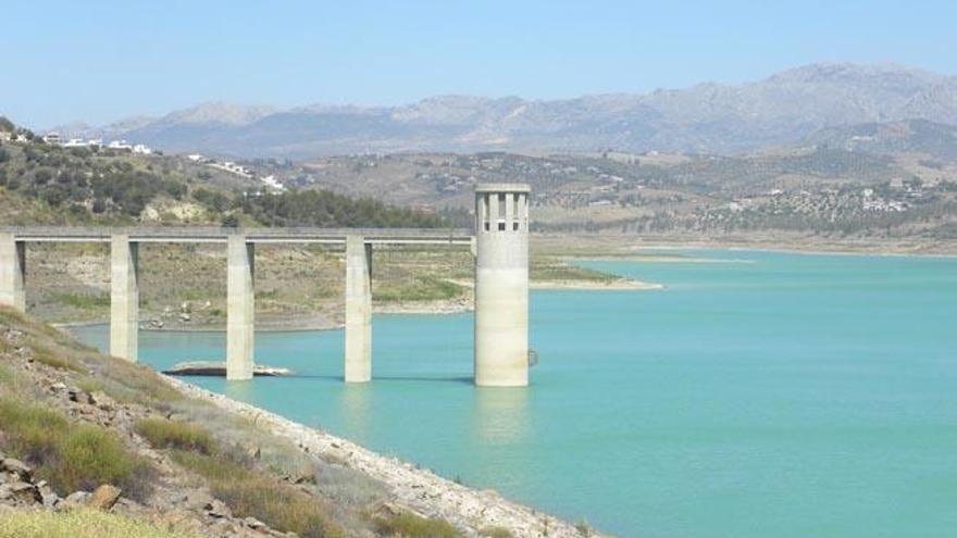 Vista panorámica del embalse de la Viñuela, que se encuentra al 42% de capacidad.