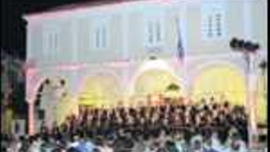 Actuación del Coro de la Fundación Príncipe de Asturias en el atrio de la catedral de San Jorge.