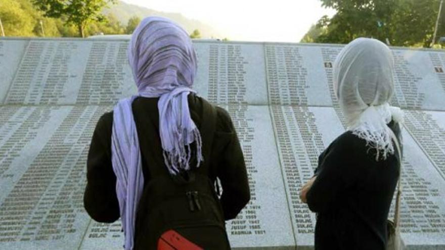 Srebrenica ilumina con velas la memoria de las víctimas de la matanza