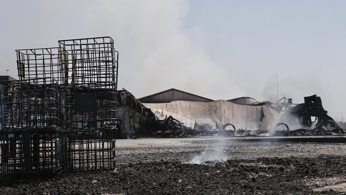 El estado en el que ha quedado la nave tras el incendio.