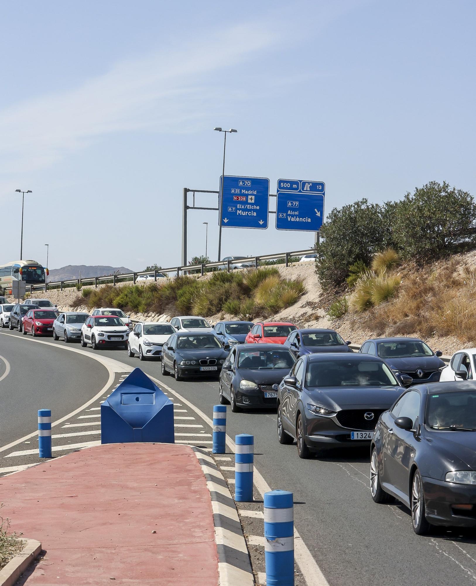 Imagen de unos accesos a la rotonda de la UA, ayer