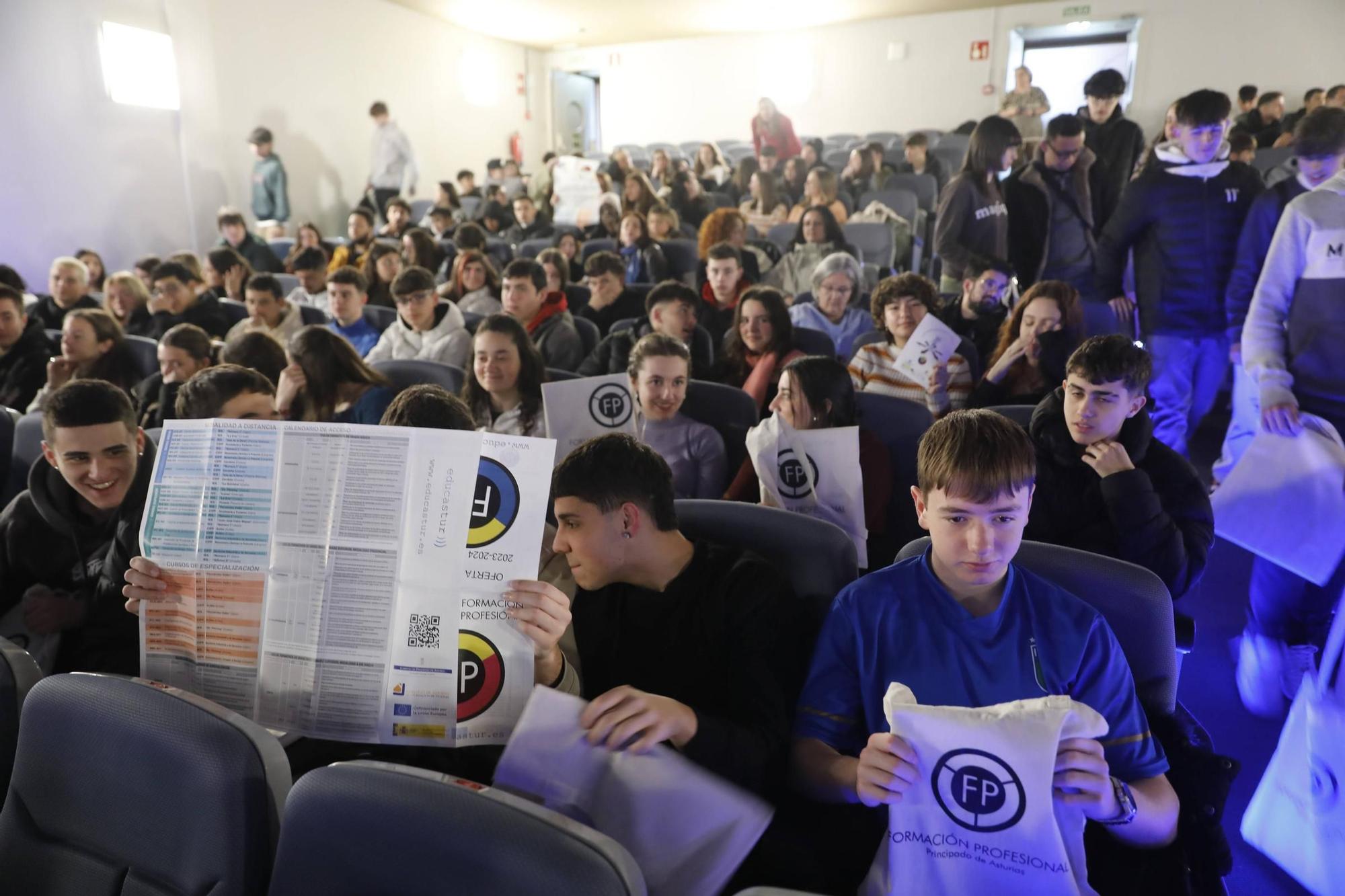 La jornada de orientación en el recinto ferial Luis Adaro para jóvenes, en imágenes