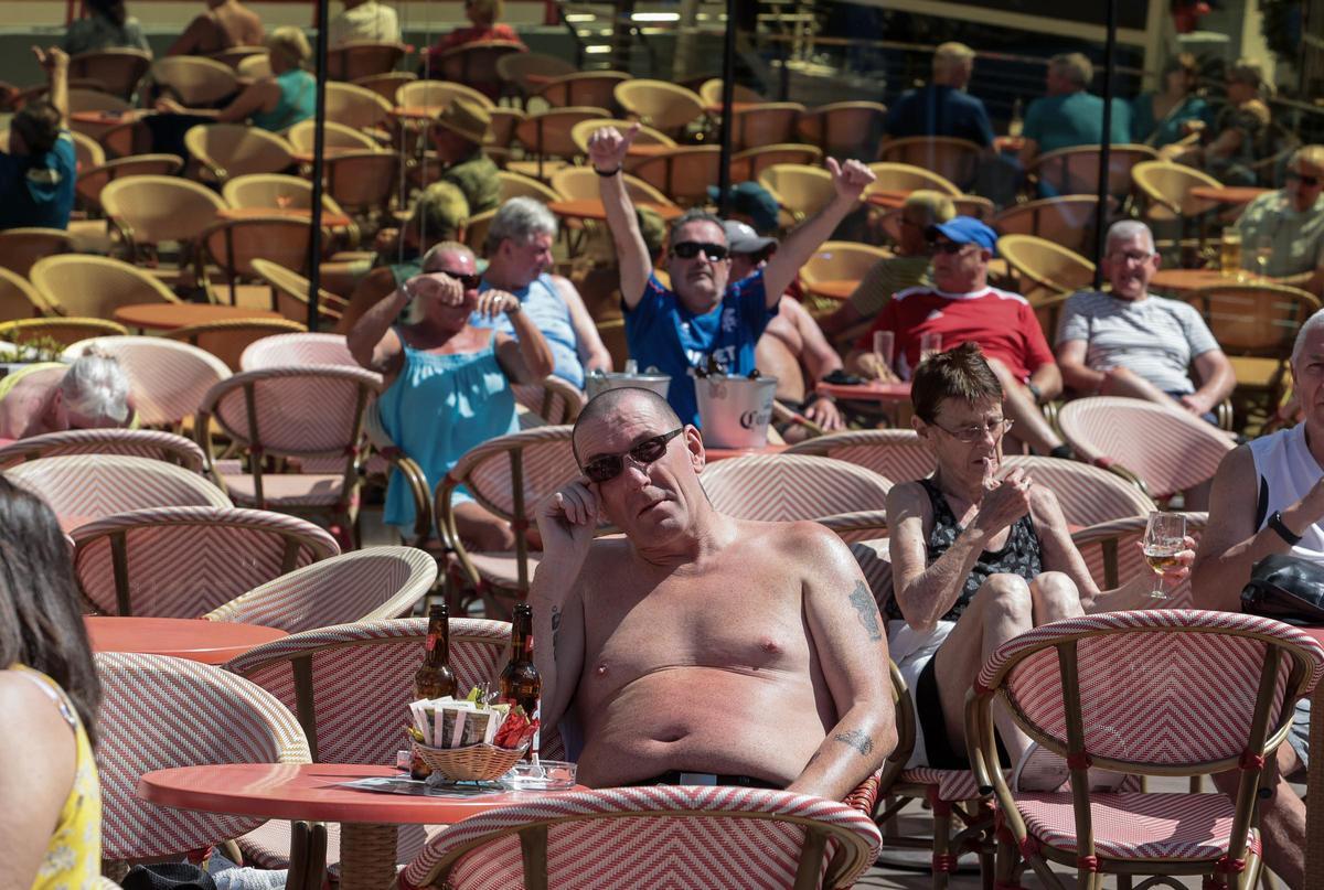 Los turistas toman el sol en las terrazas de Benidorm hasta quemarse la piel