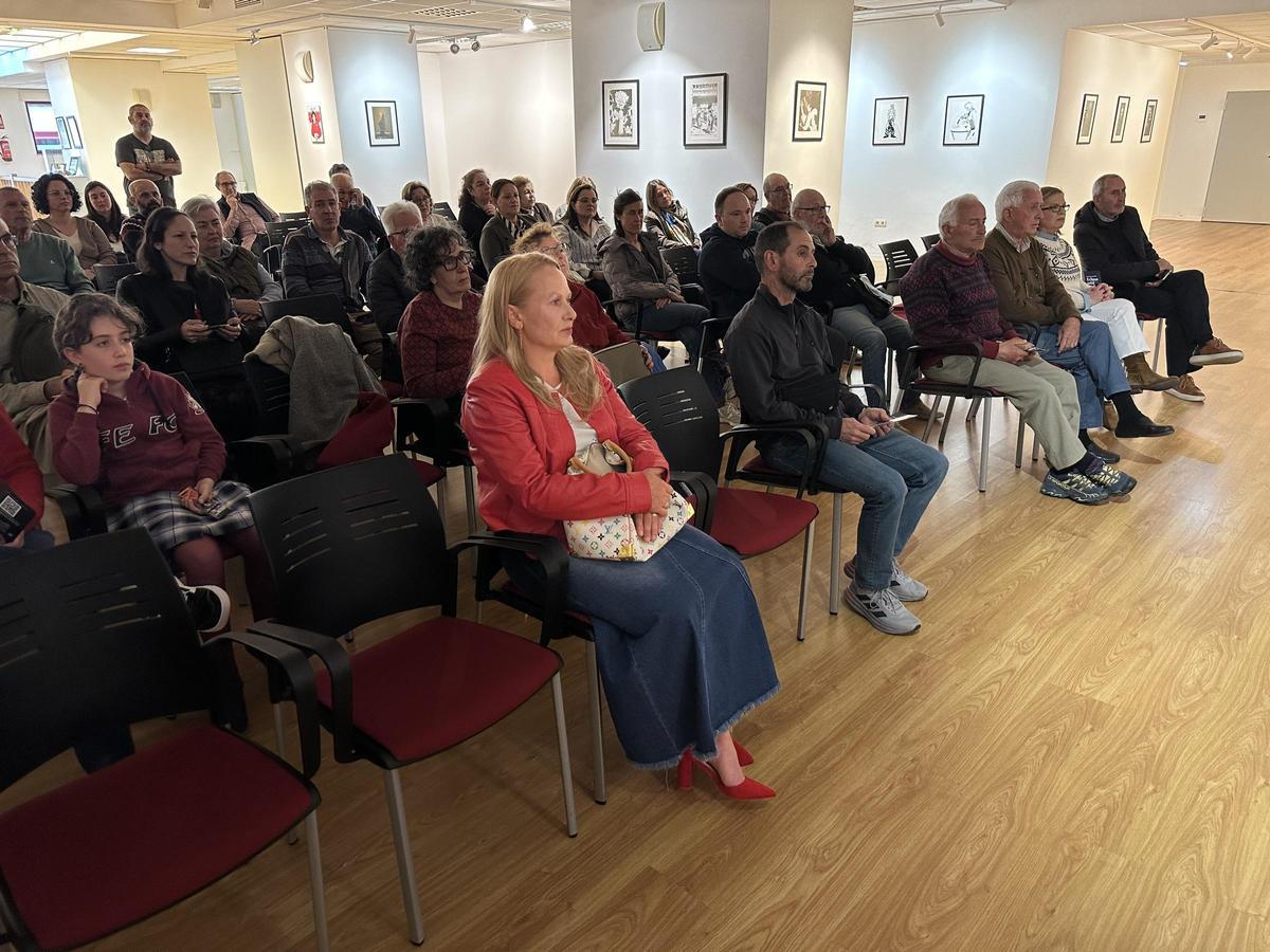 Público durante el encuentro, organizado en la sala El Liceo de Navia.