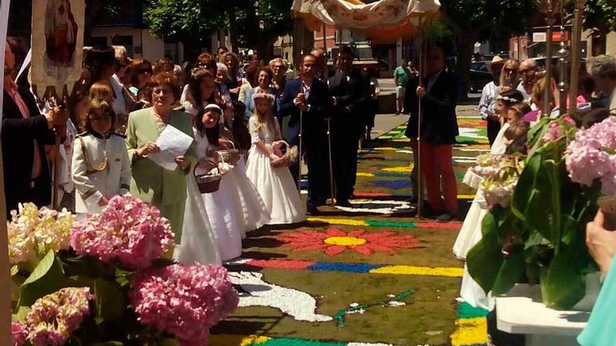 La localidad de Posada, donde también se realizaron magníficas alfombras florales.