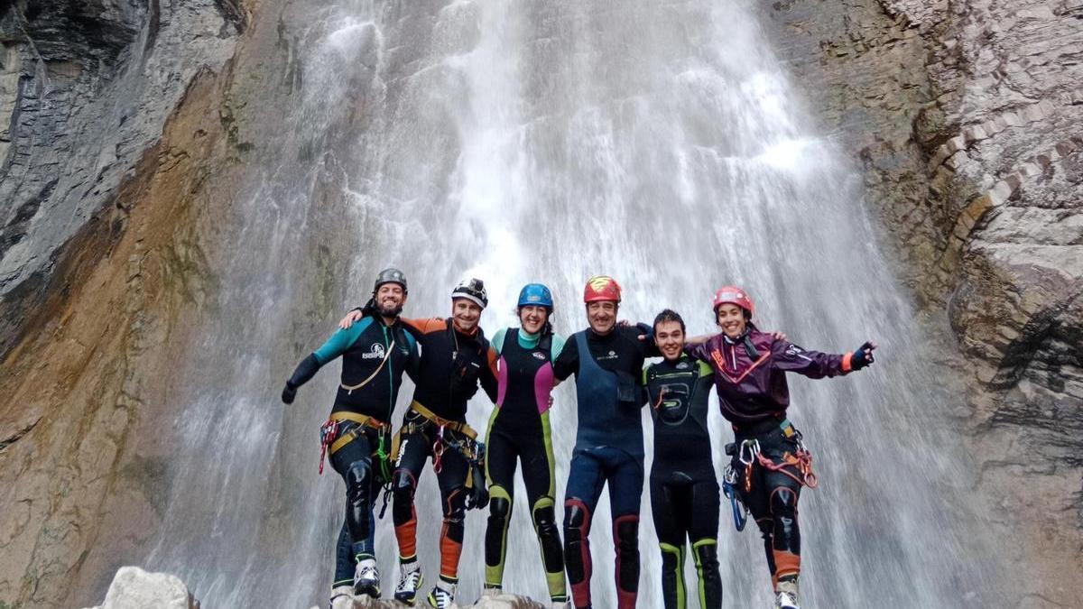 Un grupo del Club de Montaña Pirineos se muestra satisfecho tras completar una salida de barraquismo.