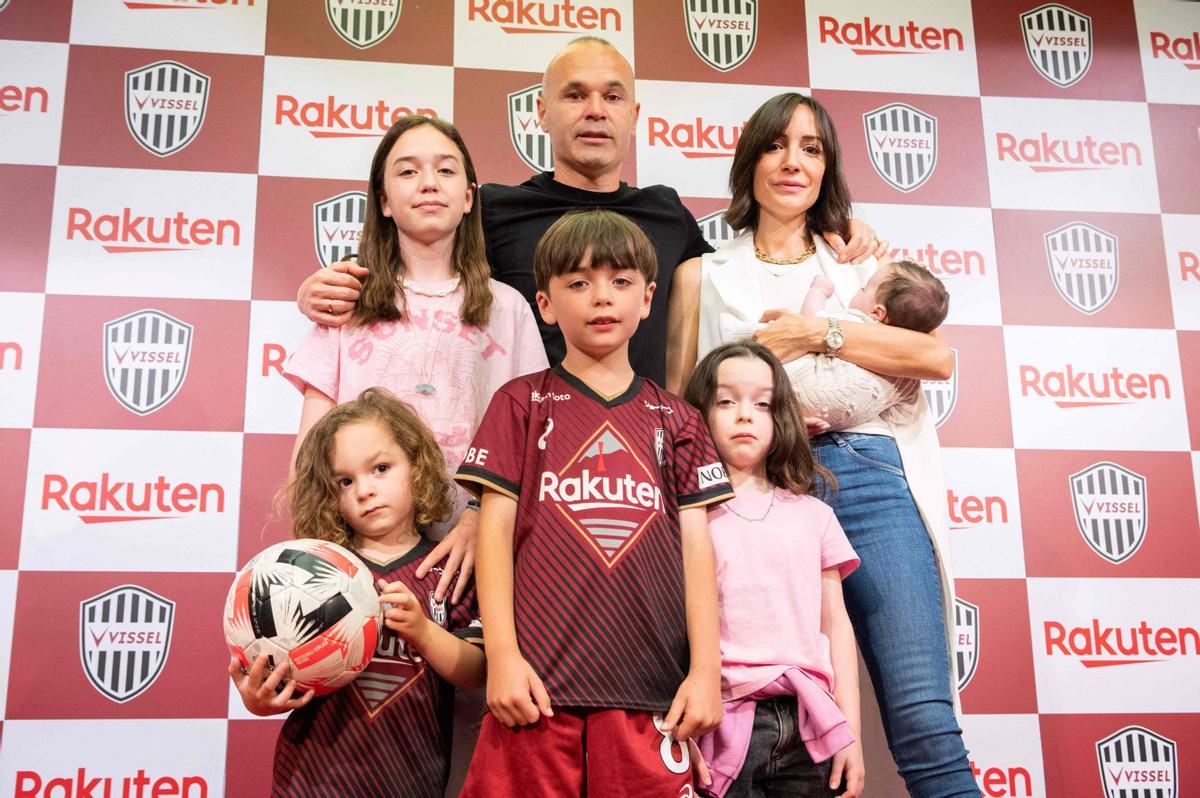 Iniesta y Anna, con sus cinco hijos, en Kobe tras la rueda de prensa donde anunció que se desvincula del Vissel.