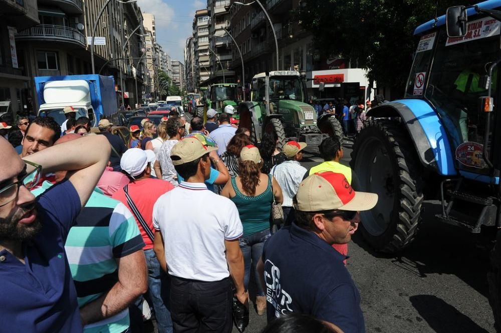 La Gran Vía de Murcia, paralizada por los agricultores