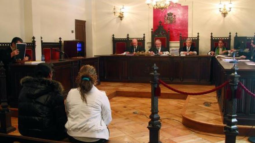 Los acusados, sentados en el banquillo de la Audiencia Provincial de Zamora, ayer por la mañana.