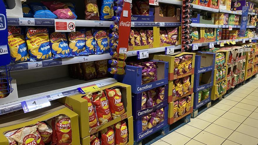 Varias bolsas de Lay&#039;s y Ruffles en un hipermercado Carrefour, en Barcelona.