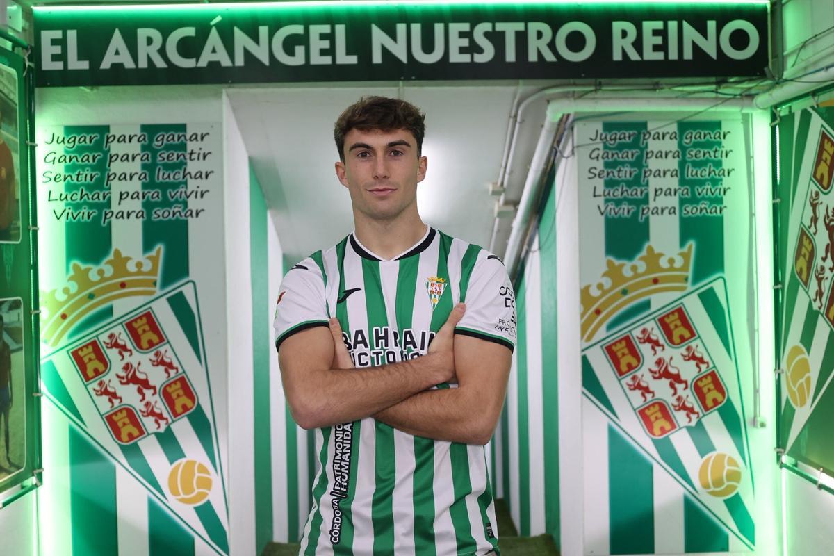 Mikel Goti ya posa con la camiseeta blanquiverde en el túnel de vestuarios de El Arcángel.