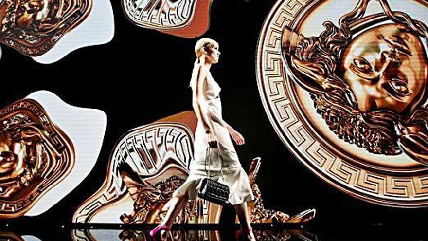 Versace llueix en la desfilada de la Setmana de la Moda de Milà