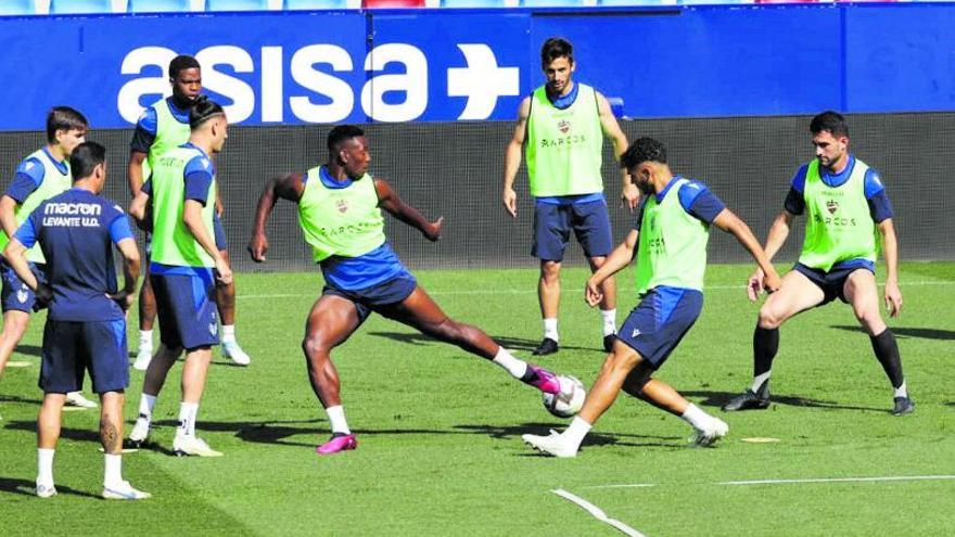 Los jugadores del Levante UD, ayer en Orriols. | M.Á.MONTESINOS