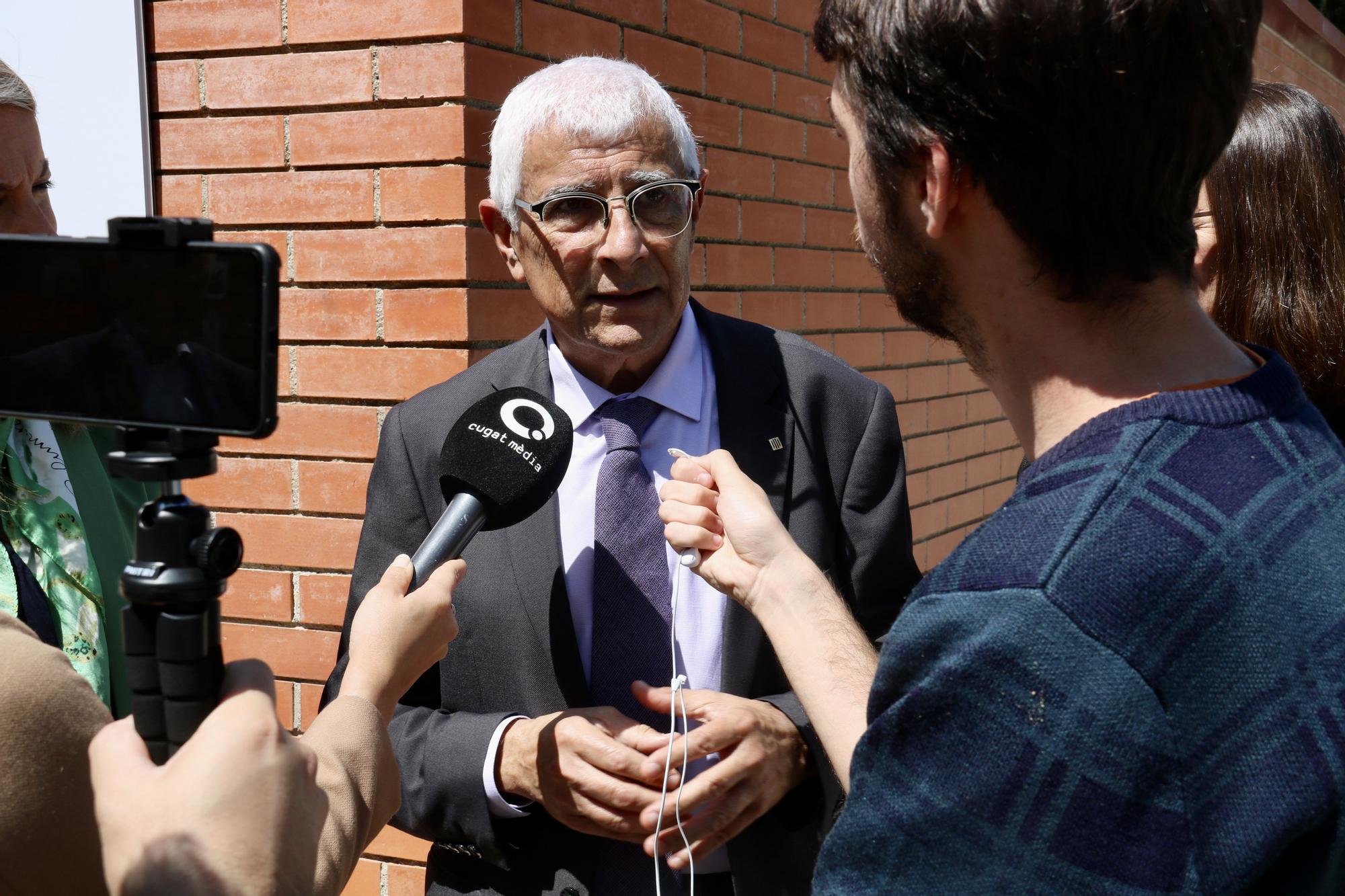 El conseller Manel Balcell atendiendo los medios de comunicación