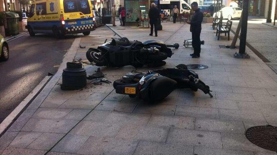 Farola y motos tiradas en la acera de López Mora tras el accidente. // L.P.