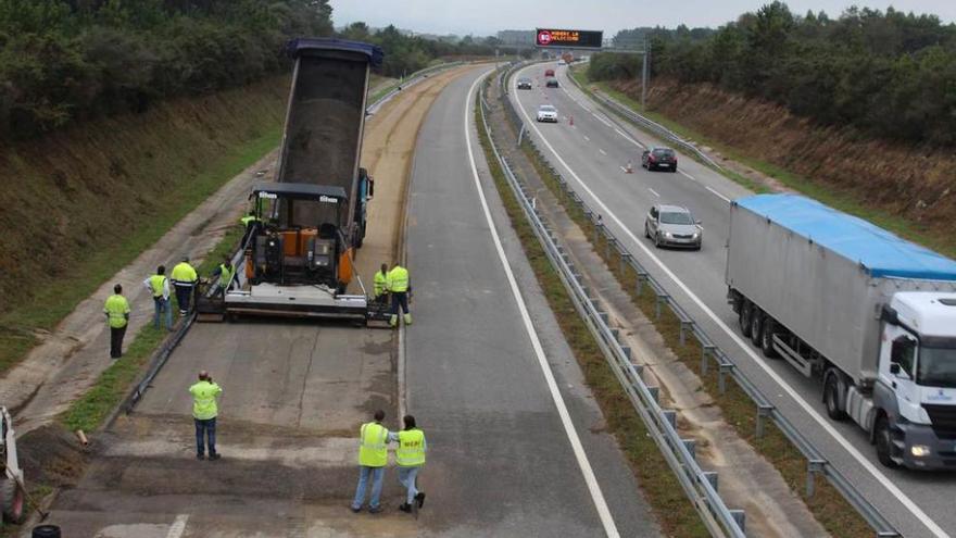 Obras, ayer, en la autovía, a la altura de Tapia.