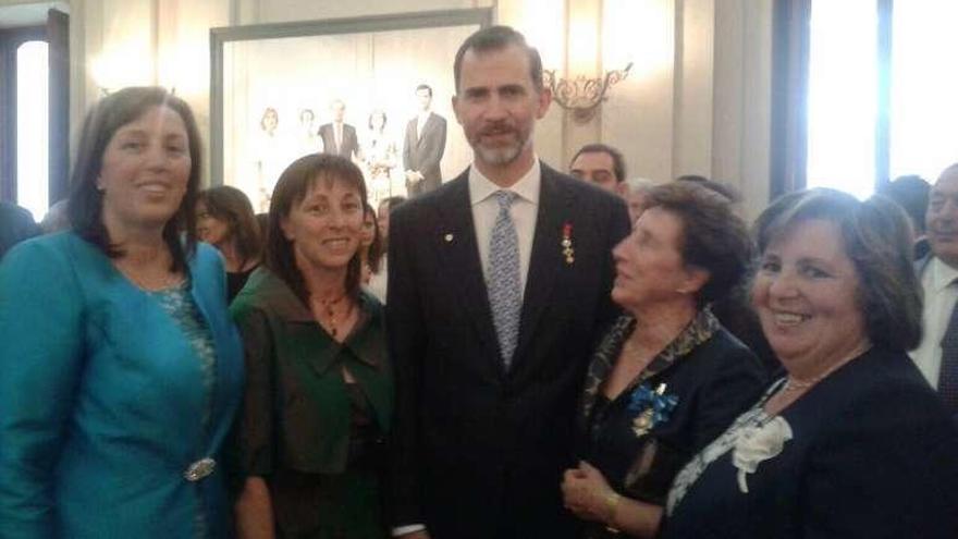 Rodríguez con Felipe VI junto a la presidenta del colectivo y sus hijas.