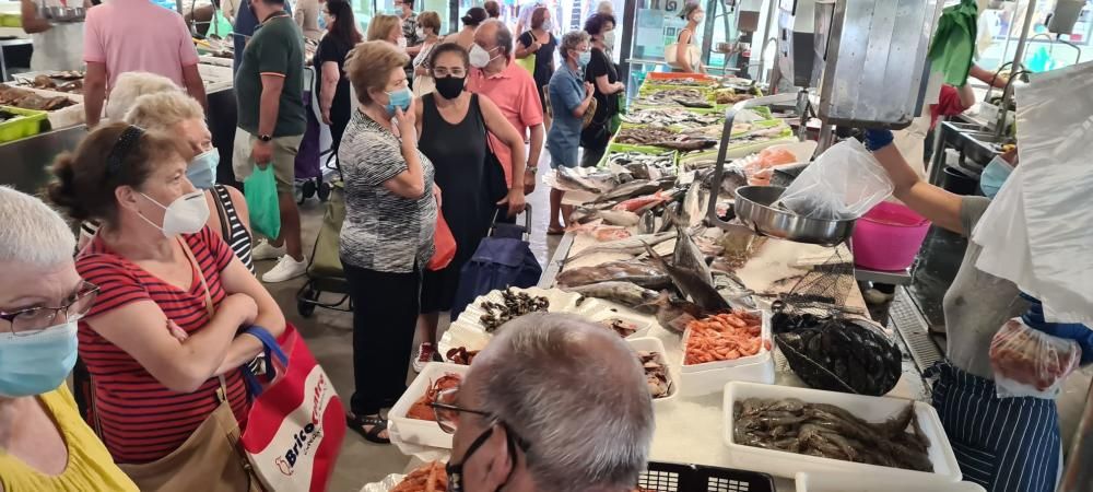 Gran afluencia de público al mercado de Vilagarcía