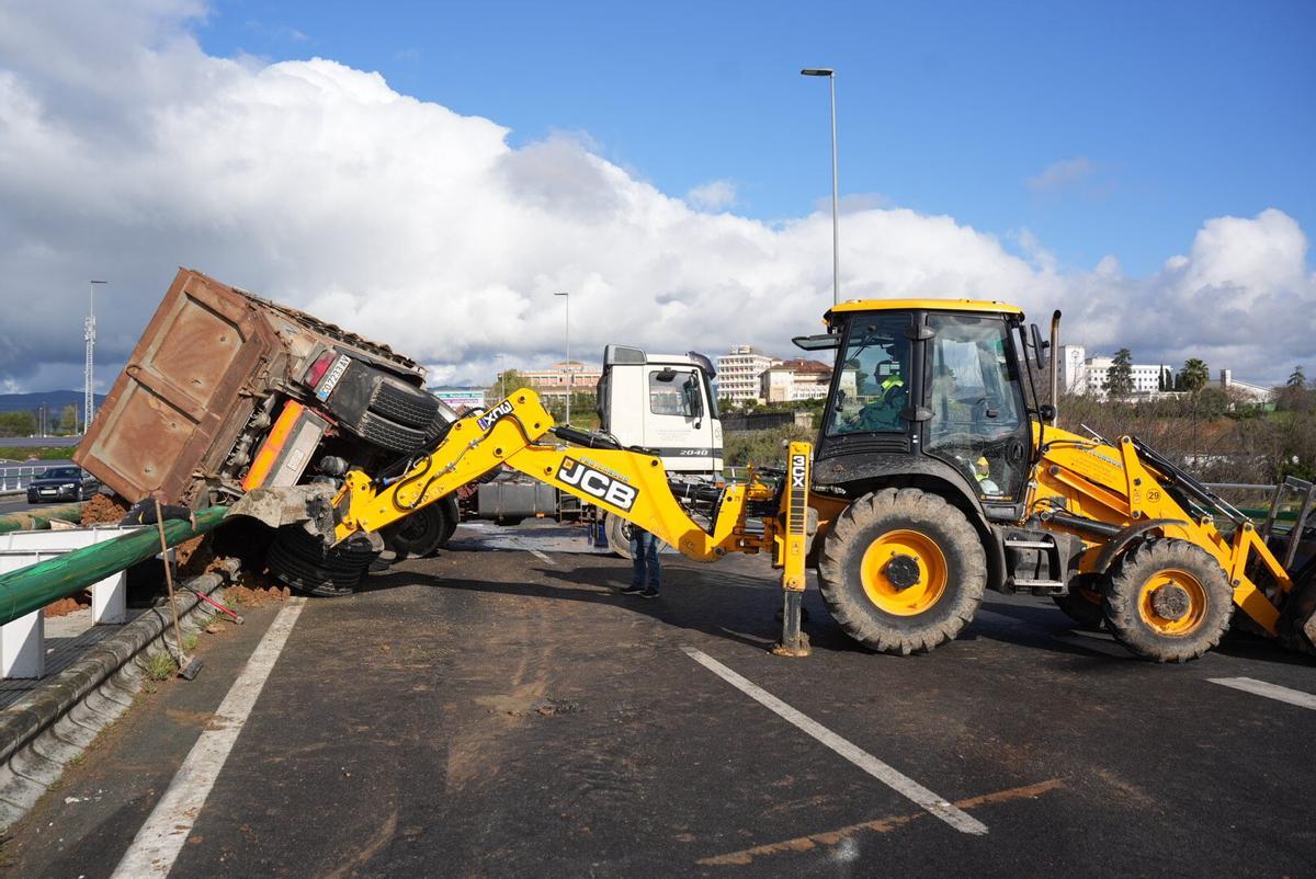 Accidente camión transporte construcción puente Andalucía 11.03.2026