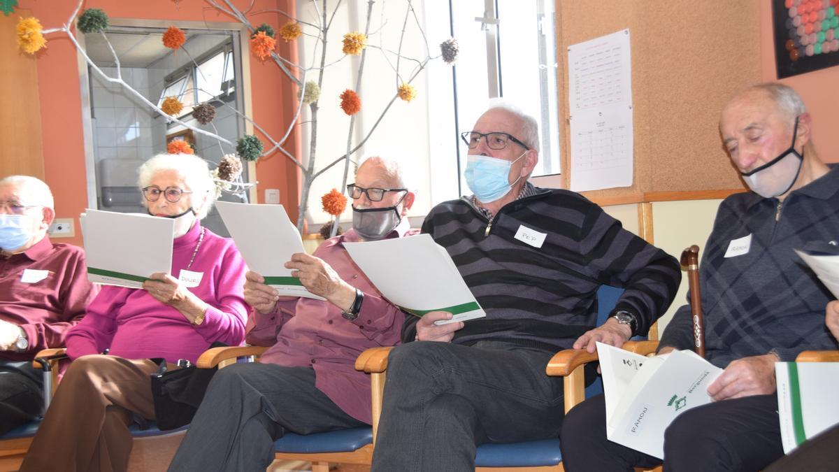 Usuaris de l&#039;hospital de dia psicogeriàtric de Berga participant del projecte Grans Encants