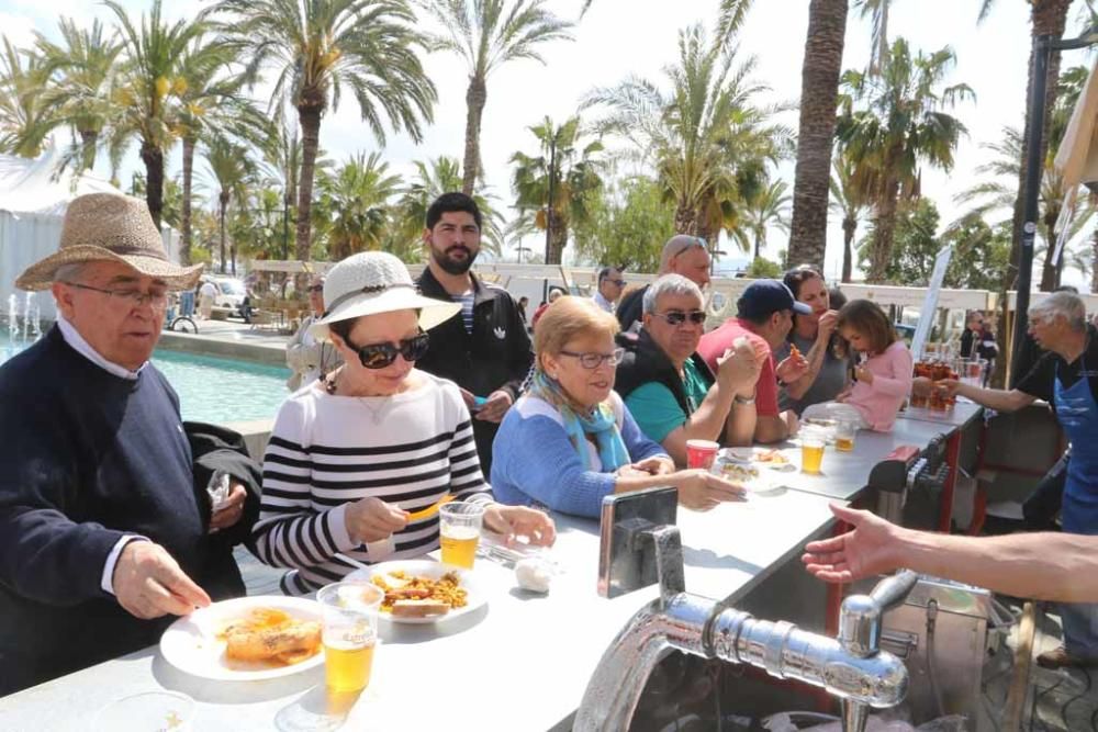 Centenares de comensales pasaron por el Passeig de ses Fonts para probar alguna de las exquisiteces cocinadas con pescado o marisco