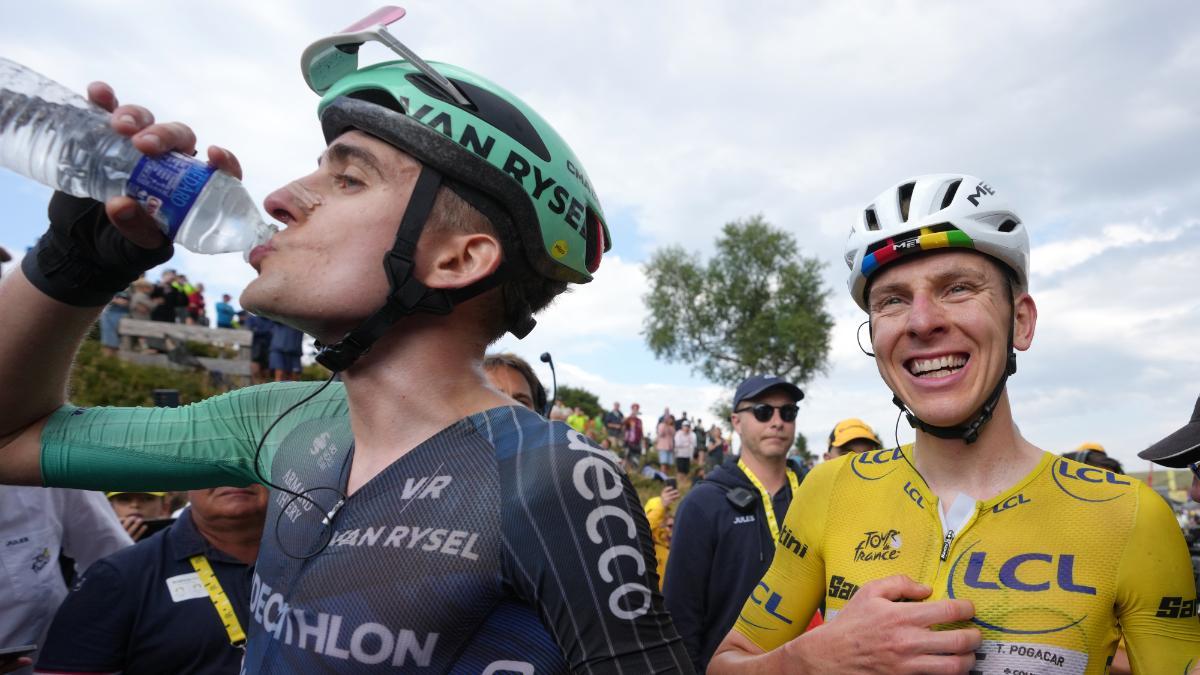 Seixas, con Pogacar tras el final de una etapa del Tour de Francia