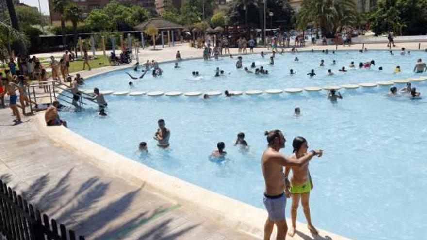 La ducha previa evita el 40 % de las infecciones en la piscina