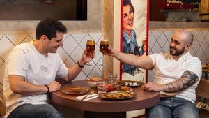 Adrián López y Guillem Pico brindan en Colmado Carpanta.