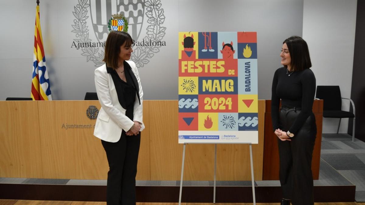 La concejala de Cultura del Ayuntamiento de Badalona, Vanesa González, junto a la autora del cartel de las 'Festes de Maig' 2024, Claudia Ceciliano