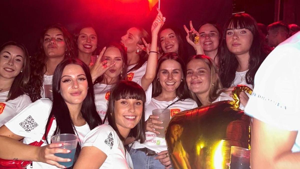 Un verano en cada camiseta: la tradición que viste las fiestas de los pueblos de Cáceres