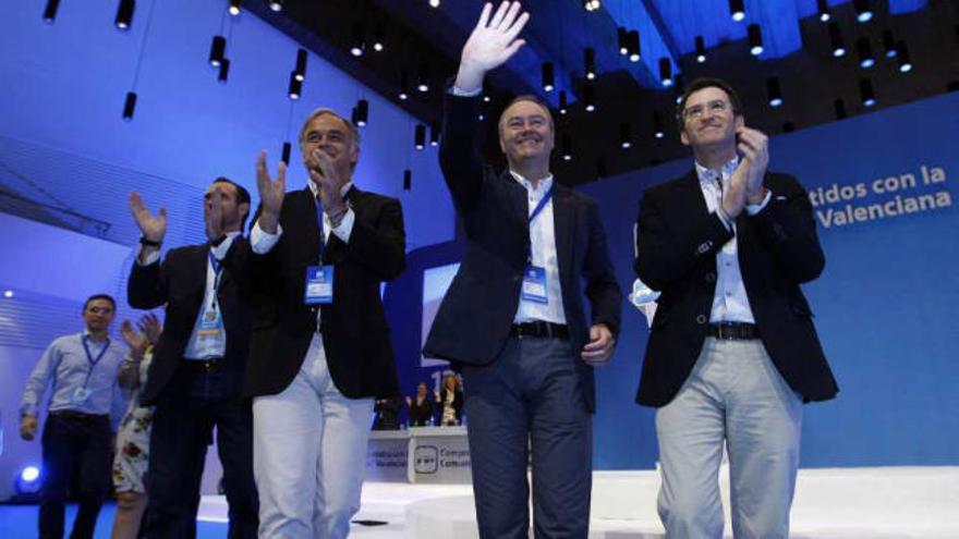 Alberto Fabra saluda a los compromisarios del PP en el Auditorio de Alicante junto a José Ramón Bauzá, González Pons y Feijóo.